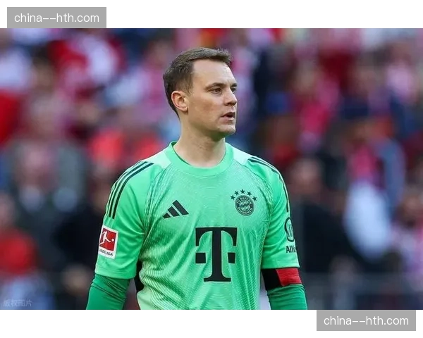 诺伊尔训练中加练“门卫”出击，拜仁防线因此前提10米