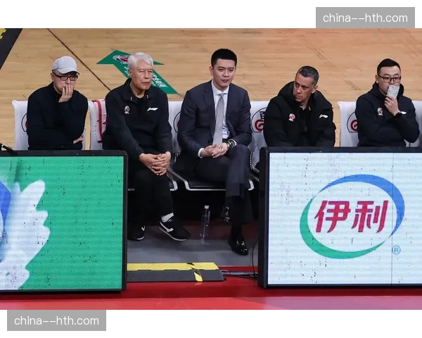 辽篮总经理李洪庆现场观战，与俱乐部投资人交流